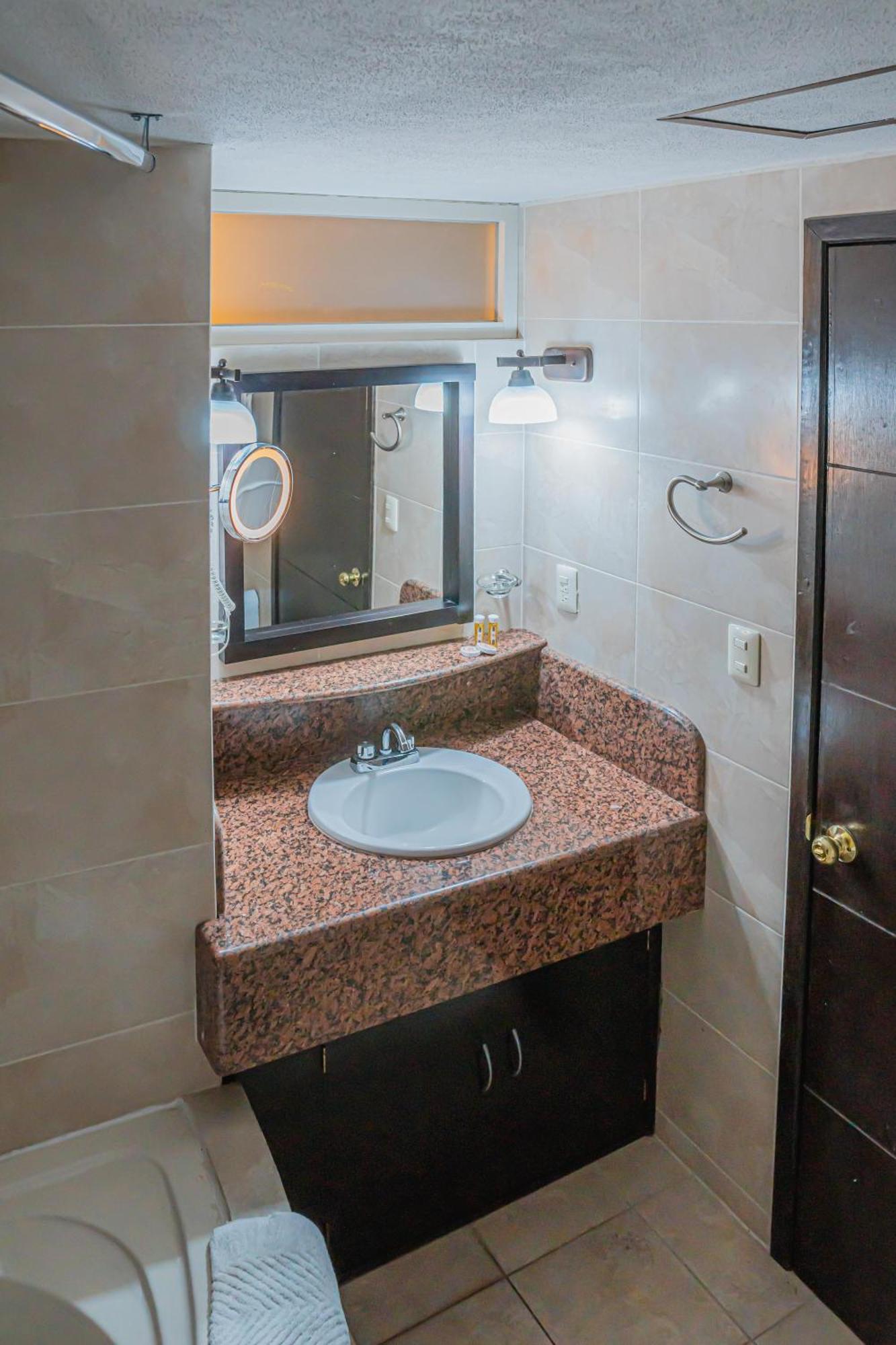 סיודד גוזמן Hotel Zapotlan מראה חיצוני תמונה