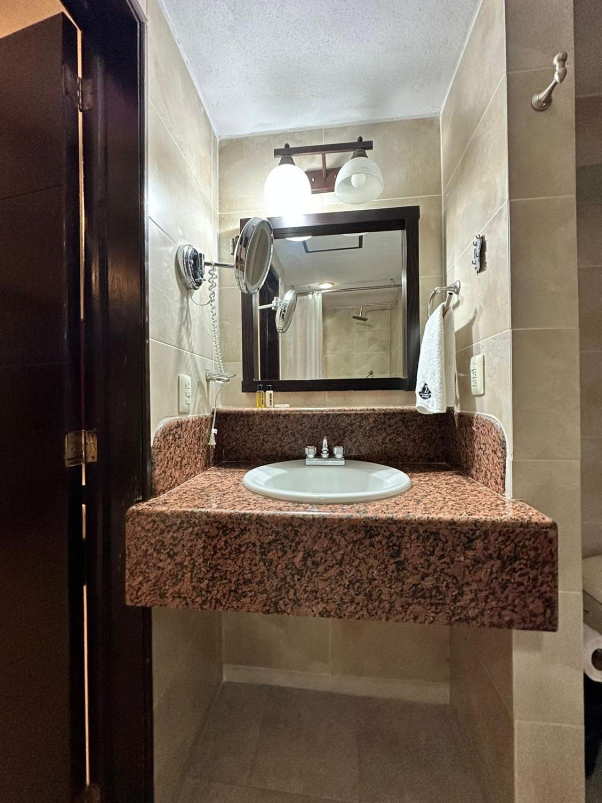 סיודד גוזמן Hotel Zapotlan מראה חיצוני תמונה